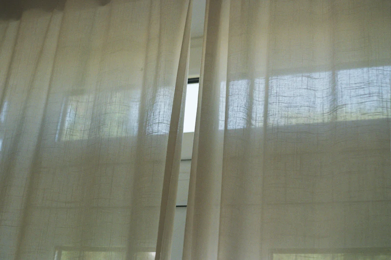 Luz do sol atravessando cortinas de linho translúcidas