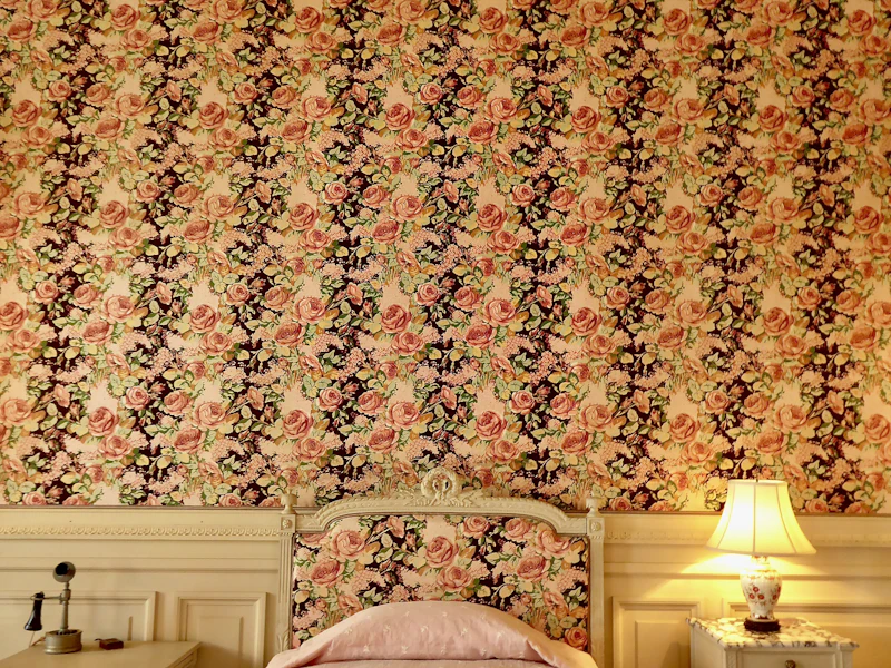 Parede com papel de parede floral em quarto