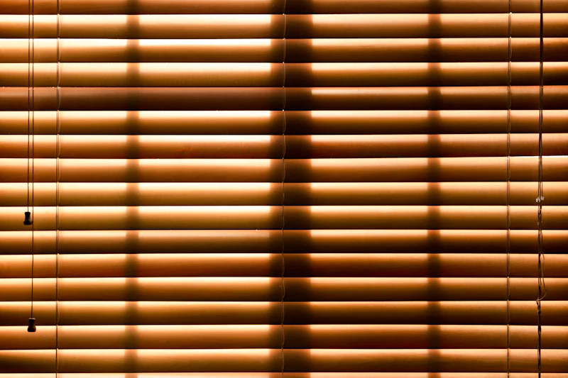 Persiana horizontal de madeira com lâminas largas