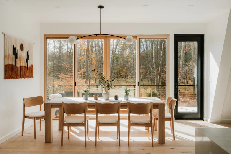 Sala de jantar com janelas amplas e luz natural